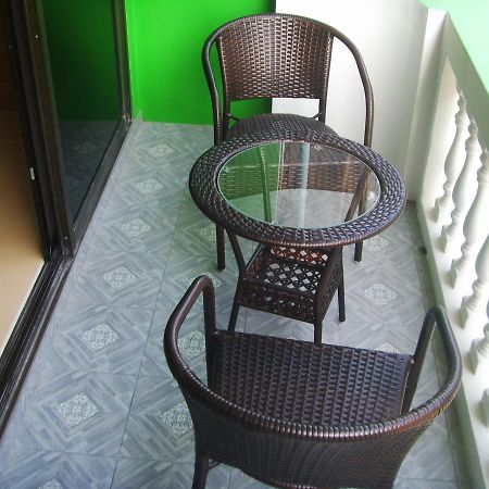 Kontiki Guesthouse Jomtien Beach Esterno foto